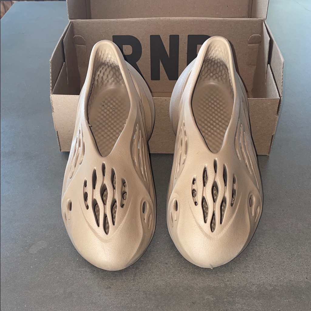 Adidas Yzy Foam Rnr In Cray Taupe Adidas Yzy Foam Rnr In Cray Taupe